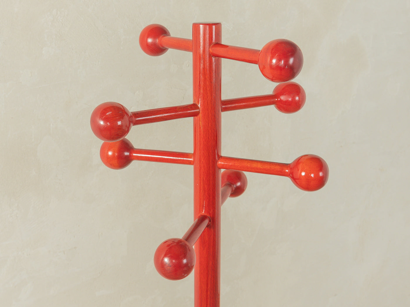 Postmoderner Garderobenständer