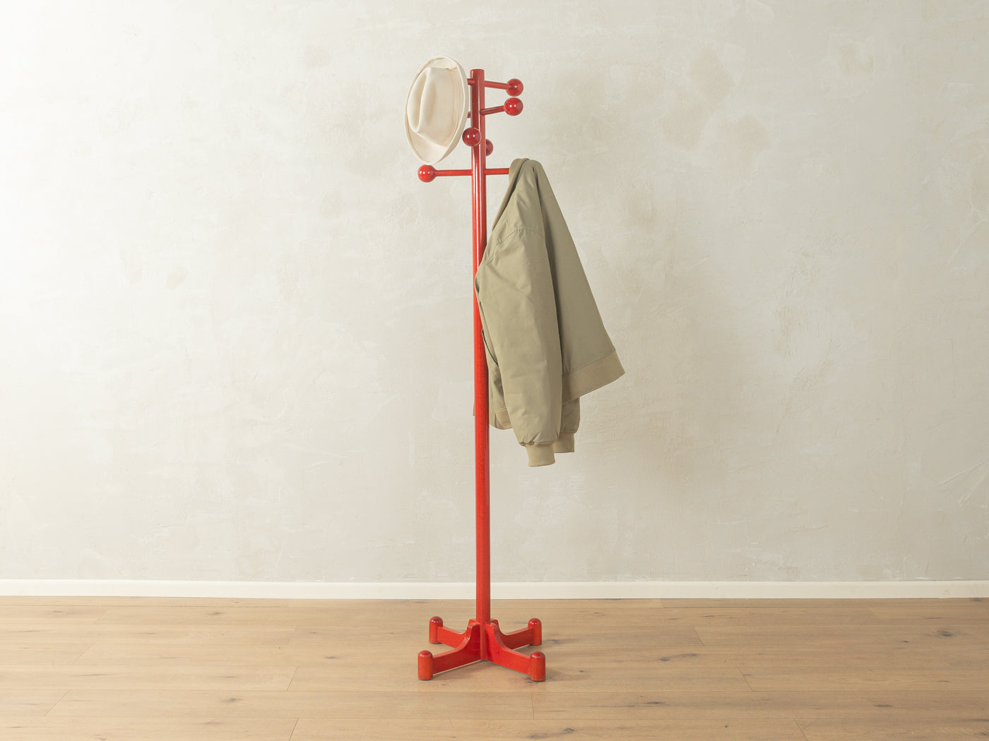 Postmoderner Garderobenständer