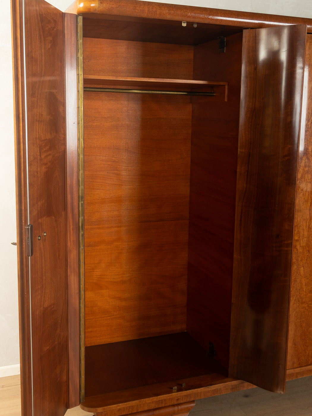 Art déco Kleiderschrank