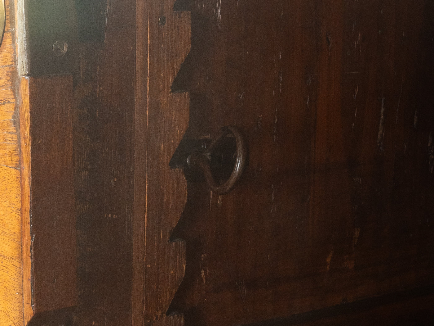 Barocker Kleiderschrank aus Nussholz, um 1760