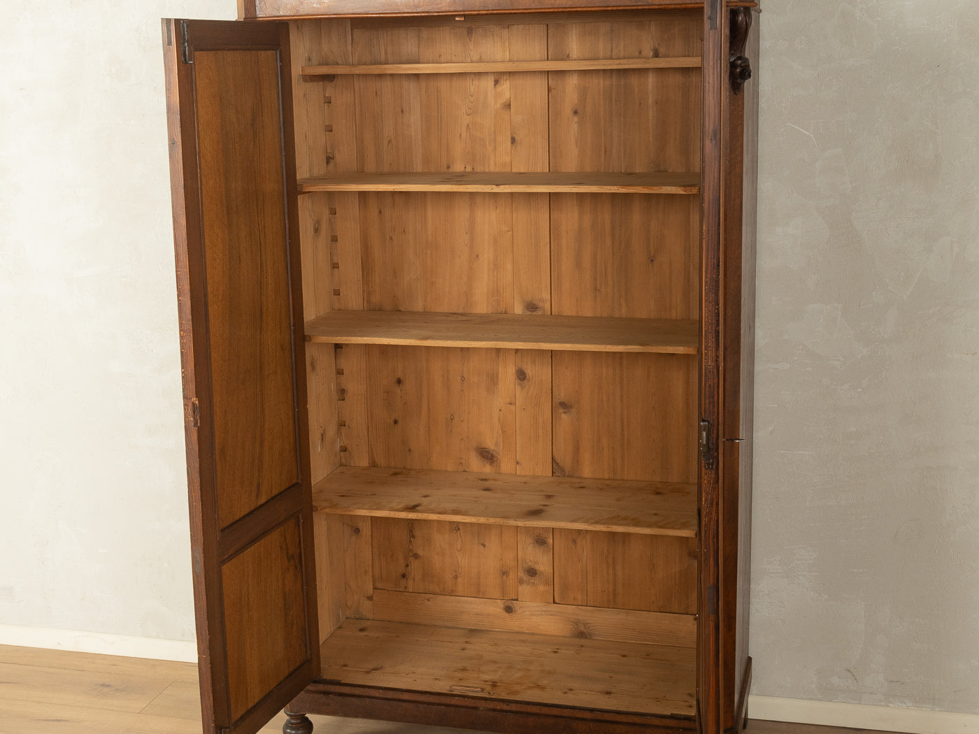 Antiker zweitüriger Schrank mit Schnitzereien - Bild 6
