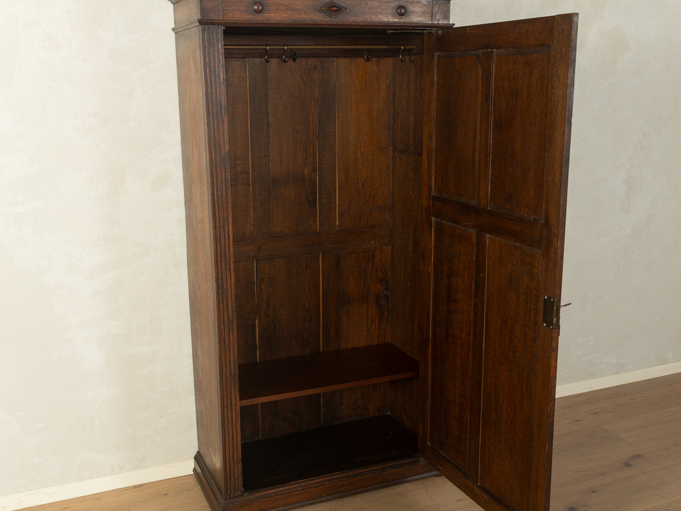 Antiker Eichenholz-Schrank mit Kassettenfronten - Bild 5