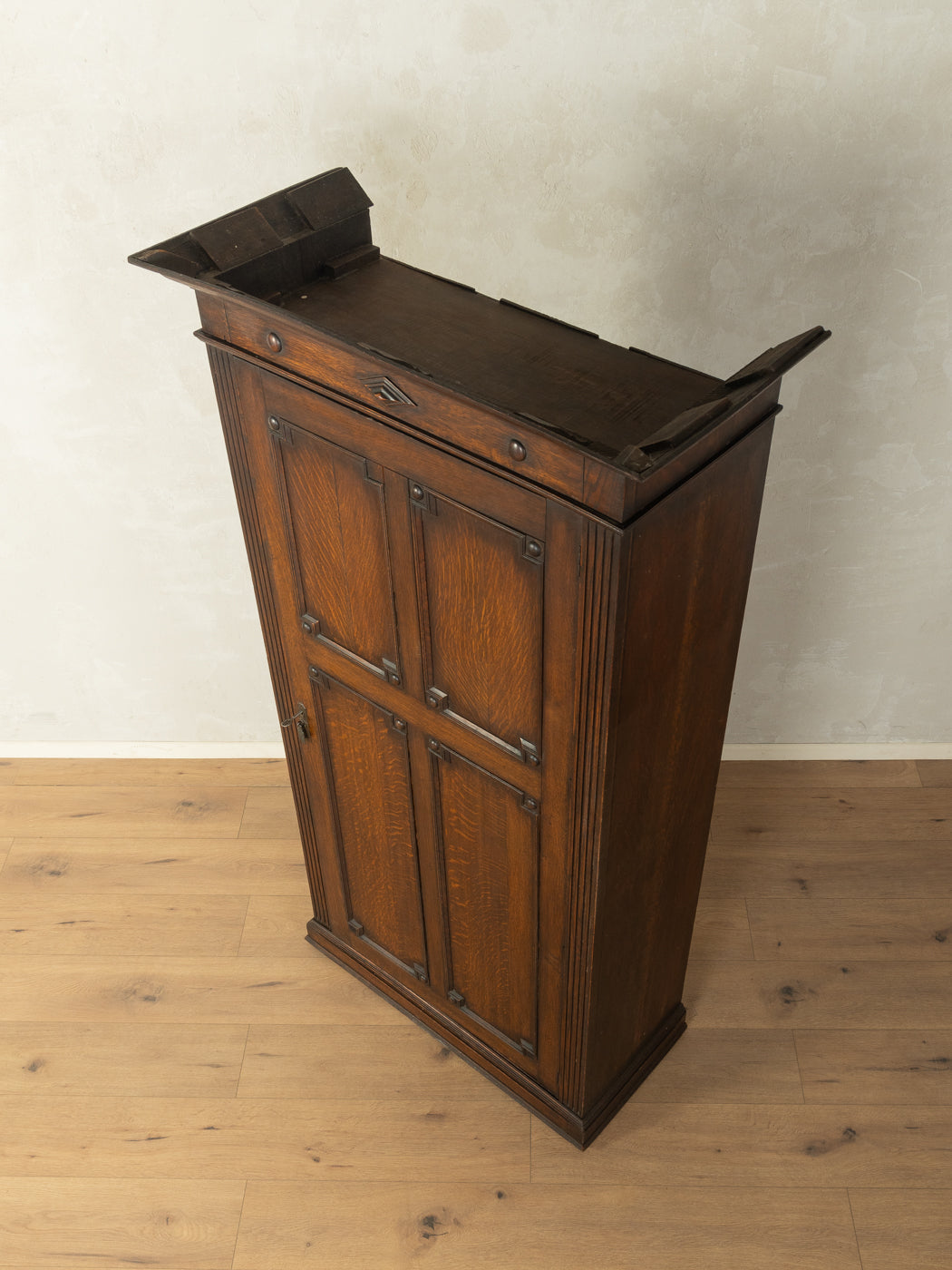Antiker Eichenholz-Schrank mit Kassettenfronten - Bild 4