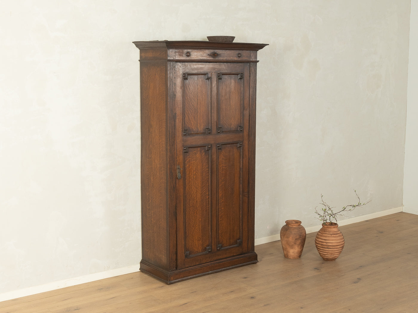 Antiker Eichenholz-Schrank mit Kassettenfronten - Bild 1