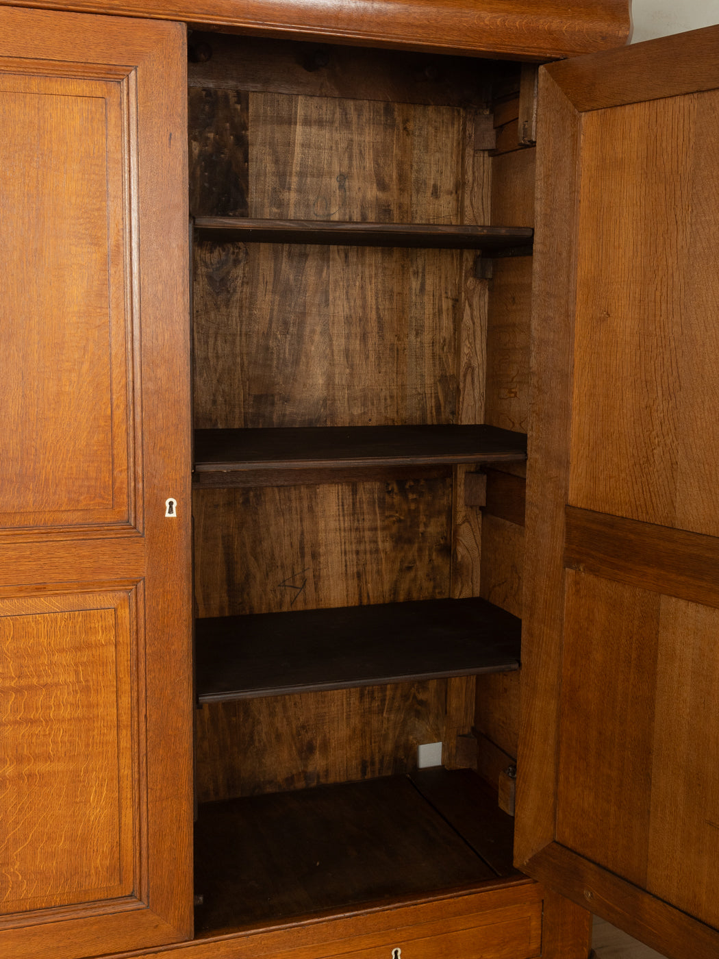 Antiker Kleiderschrank aus Eichenholz - Bild 8