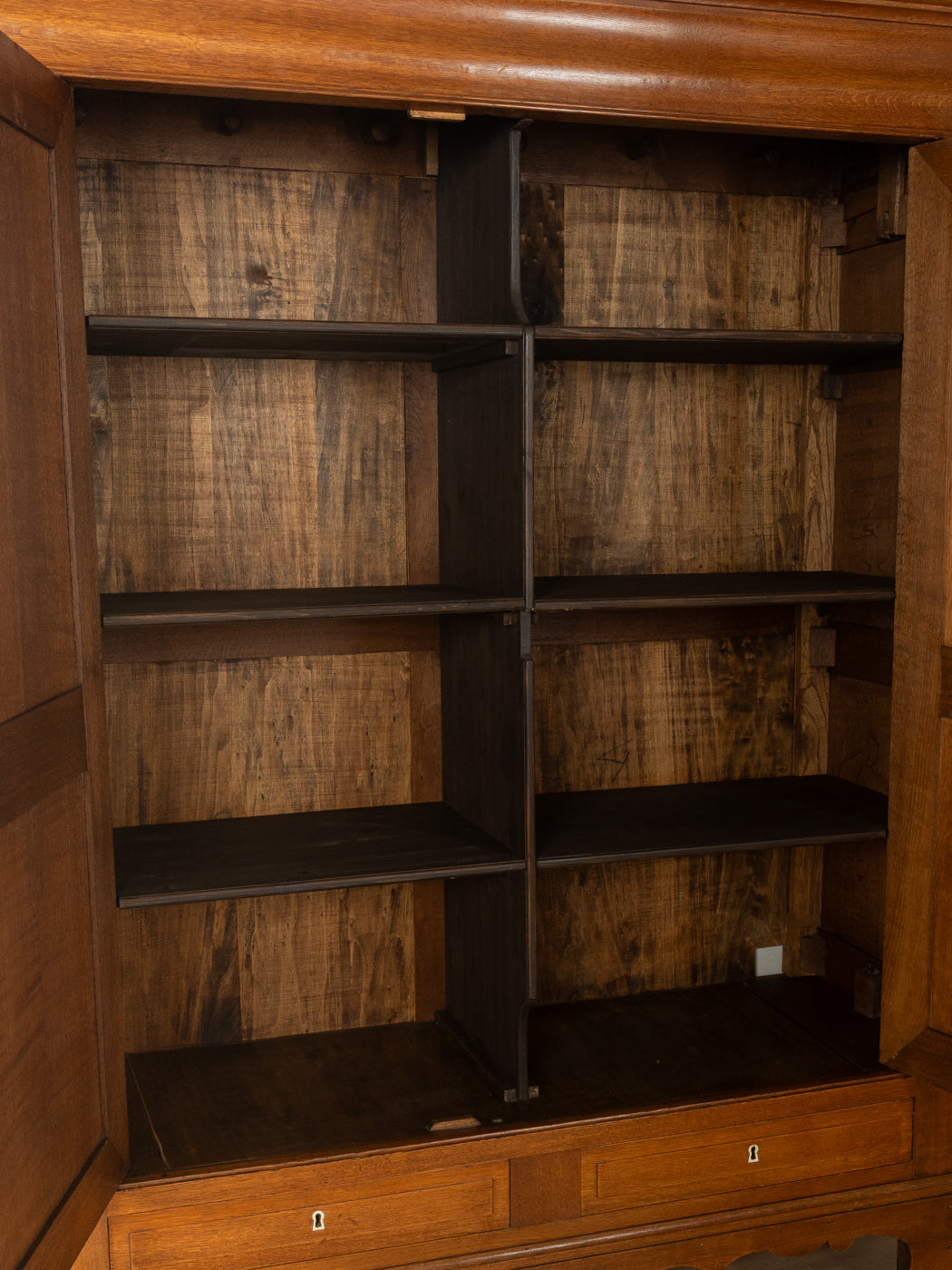 Antiker Kleiderschrank aus Eichenholz - Bild 9