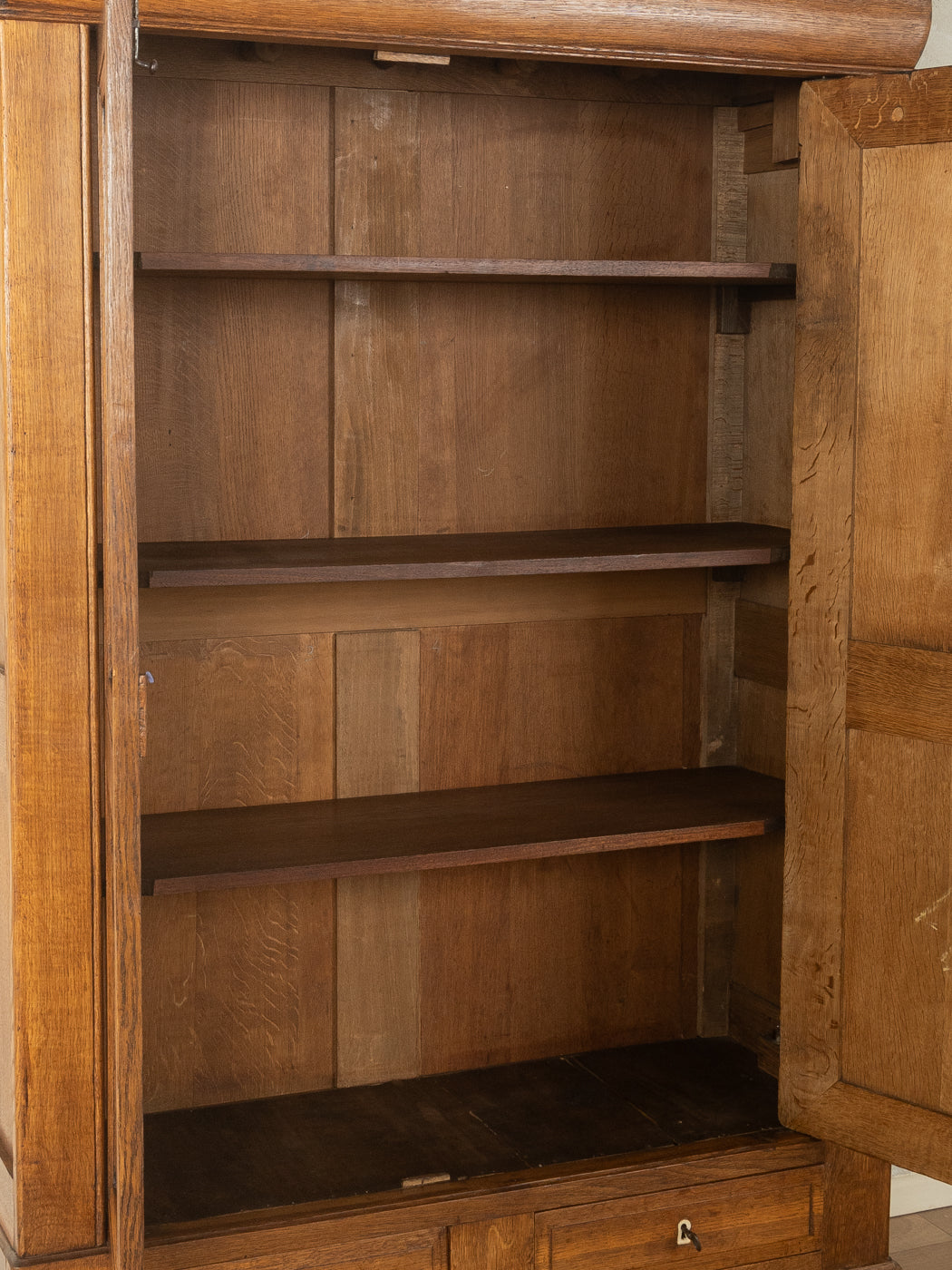 Antiker Kleiderschrank aus Eichenholz - Bild 6