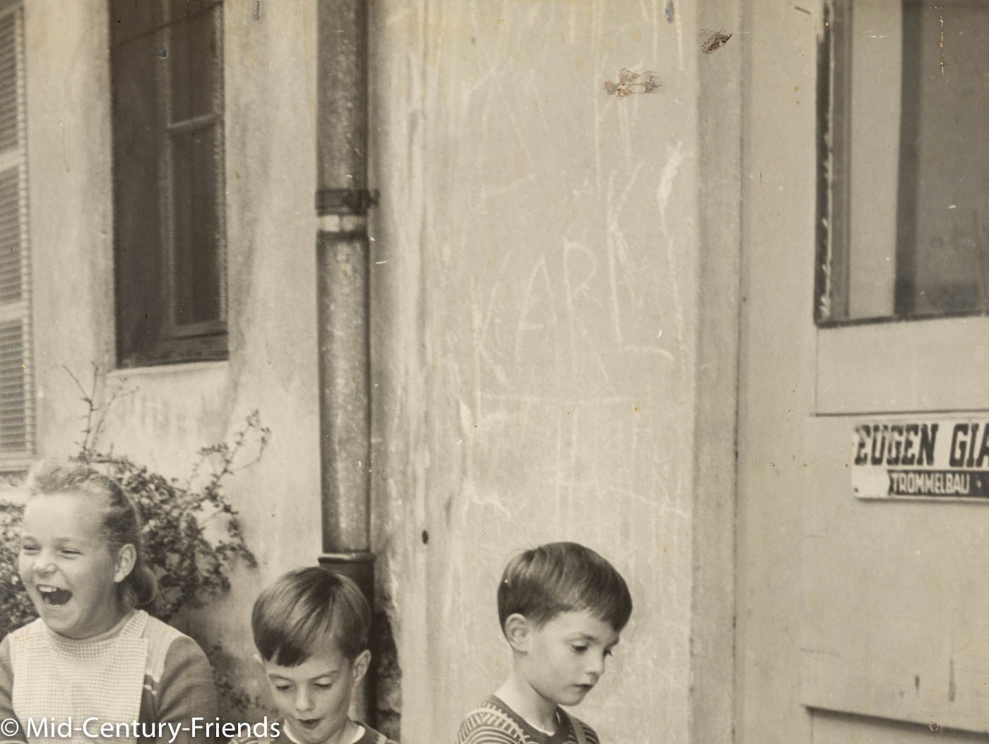 Drumming Kids, 1940er S/W Aufnahme auf schwerer Holztafel, 111 x 101 cm