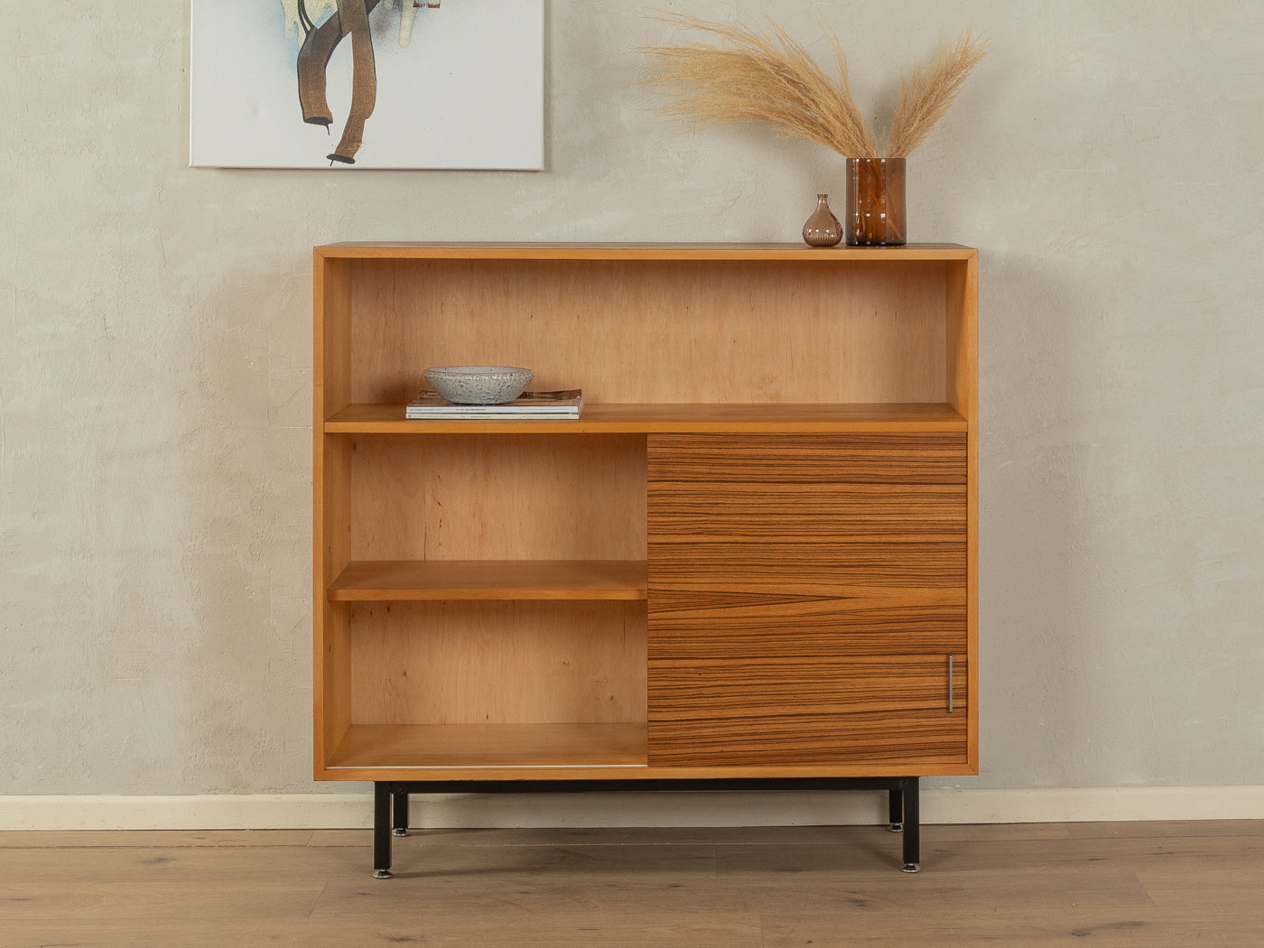 1950er Jahre Kommode mit Zebrano Furnier, Schiebetür, Edelstahlgriff und schwarzen Vierkantstahlfüßen