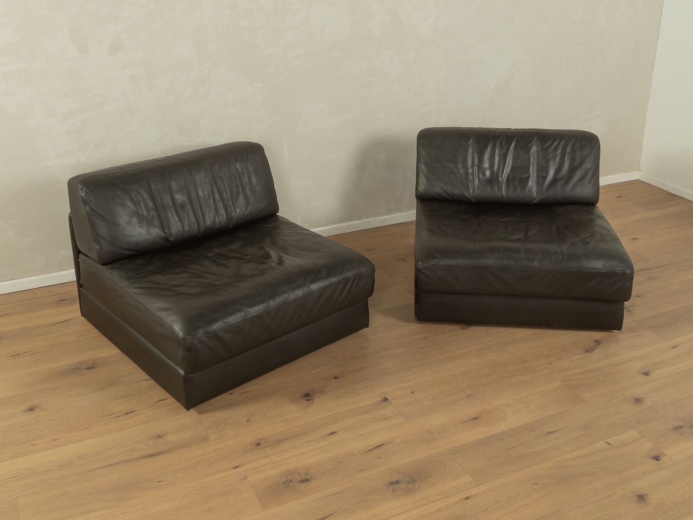 DS-76 Sofa modular black leather vintage design by de Sede with two separate modules on wooden floor