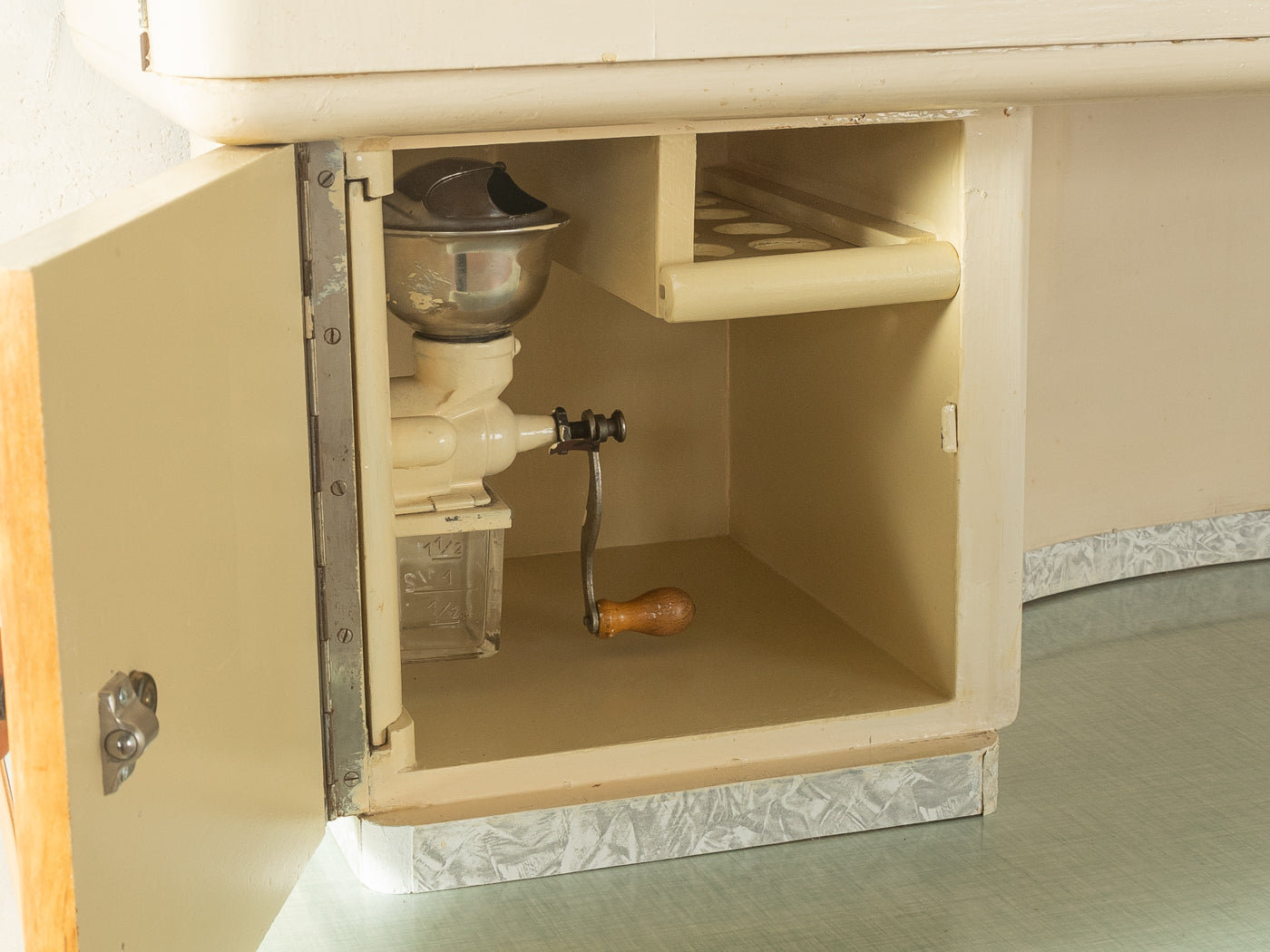 Einzigartiger Art Déco Küchenschrank