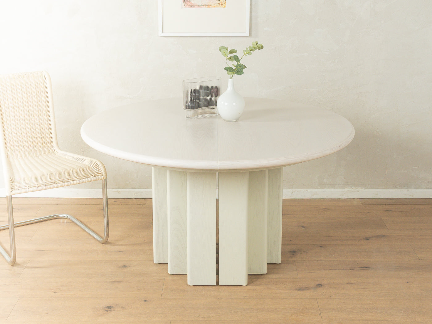 1980er Jahre Esstisch von COR mit ausziehbarer weiß gebeizter Kirschholzplatte und hochwertigem Gestell