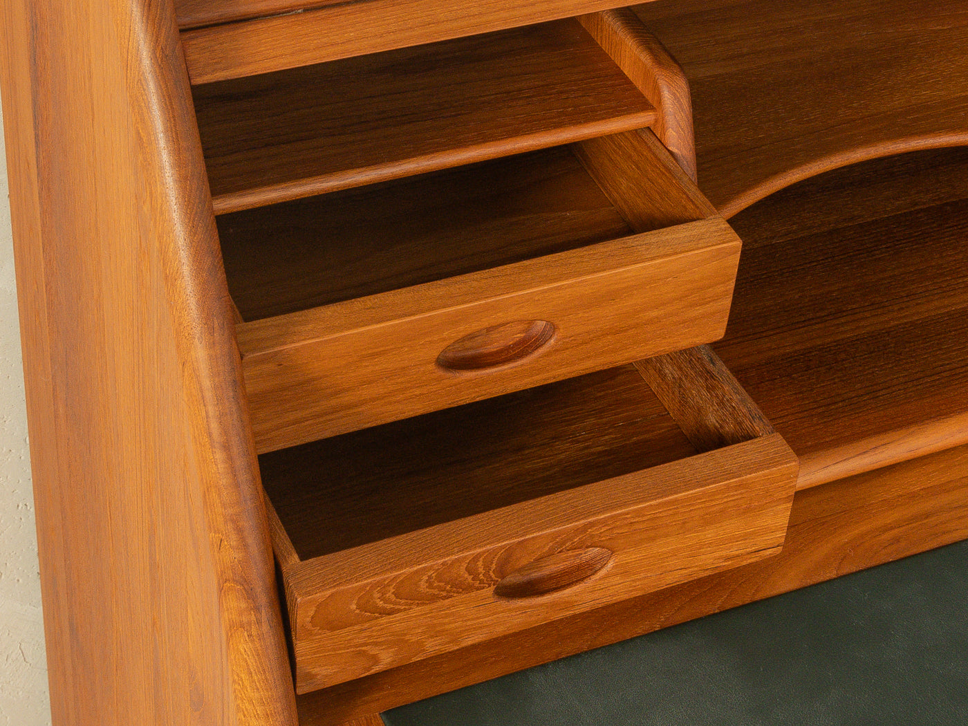 1980s bureau, Dyrlund