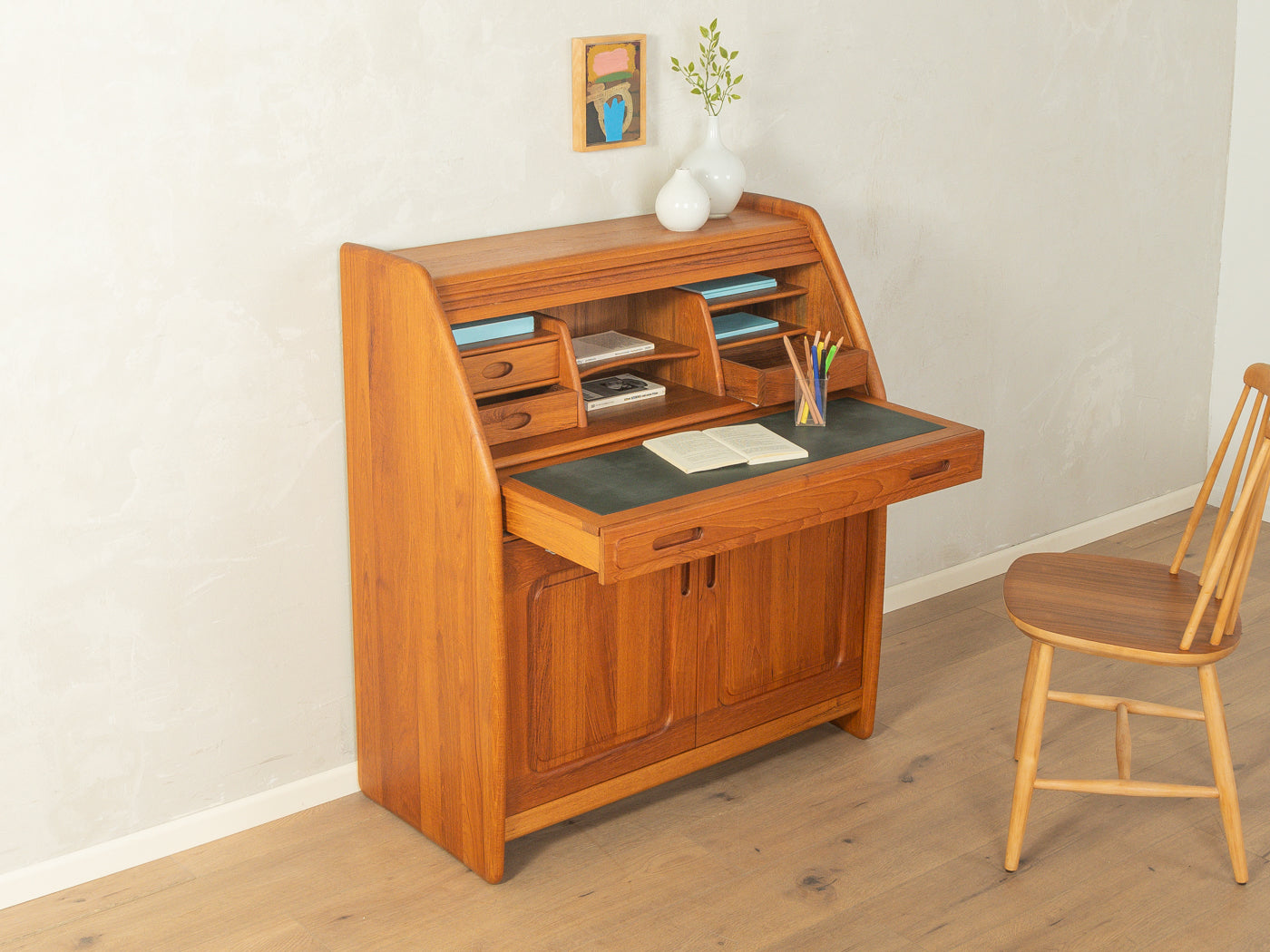 1980s bureau, Dyrlund