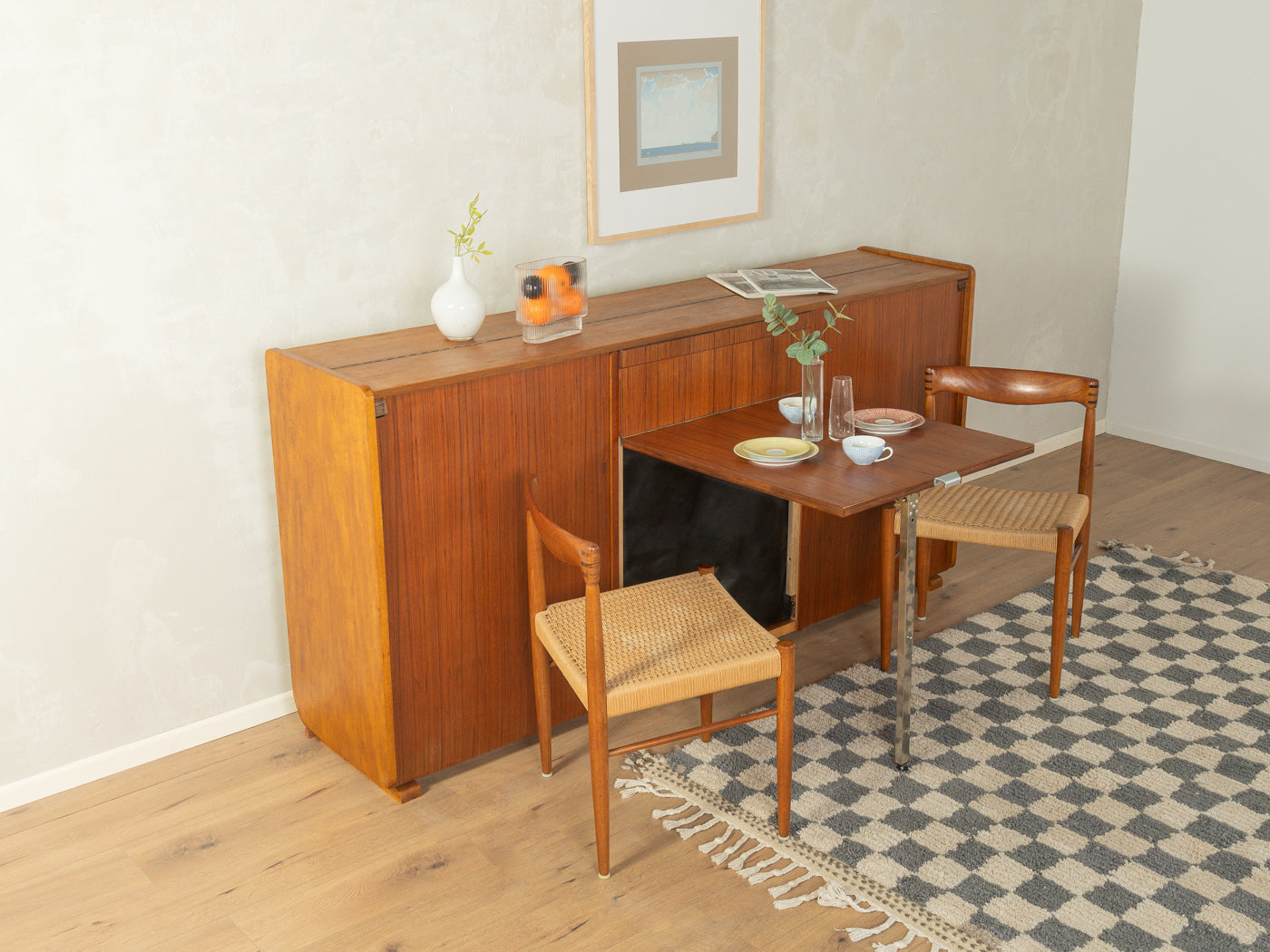 Einzigartiges Klappbett mit integrierter Tischplatte aus Teak Furnier und zwei Stühlen in modernem Wohnraum