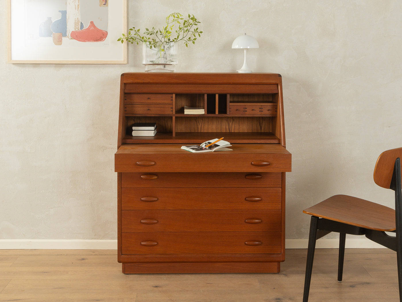 1980s bureau, Dyrlund