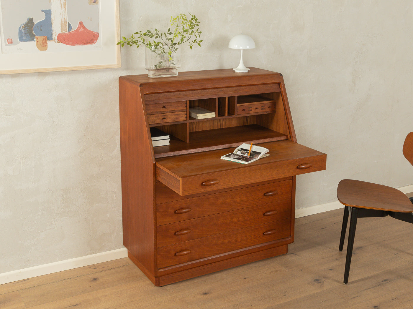1980s bureau, Dyrlund