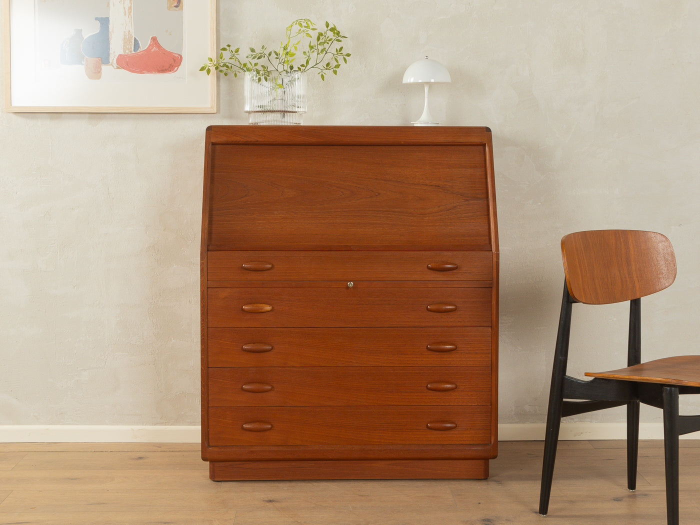 1980s bureau, Dyrlund