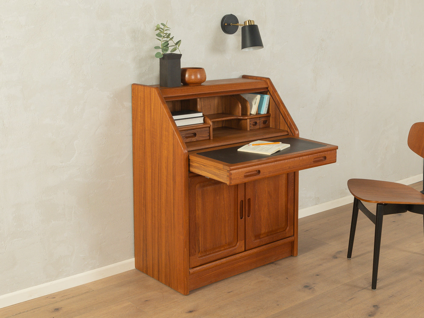 1980s bureau, Dyrlund