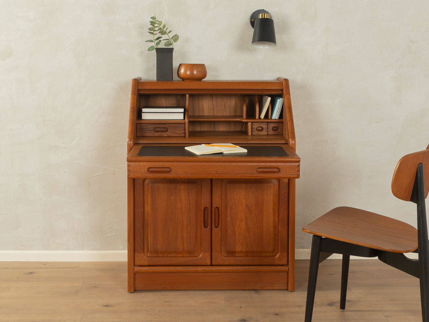 1980s bureau, Dyrlund