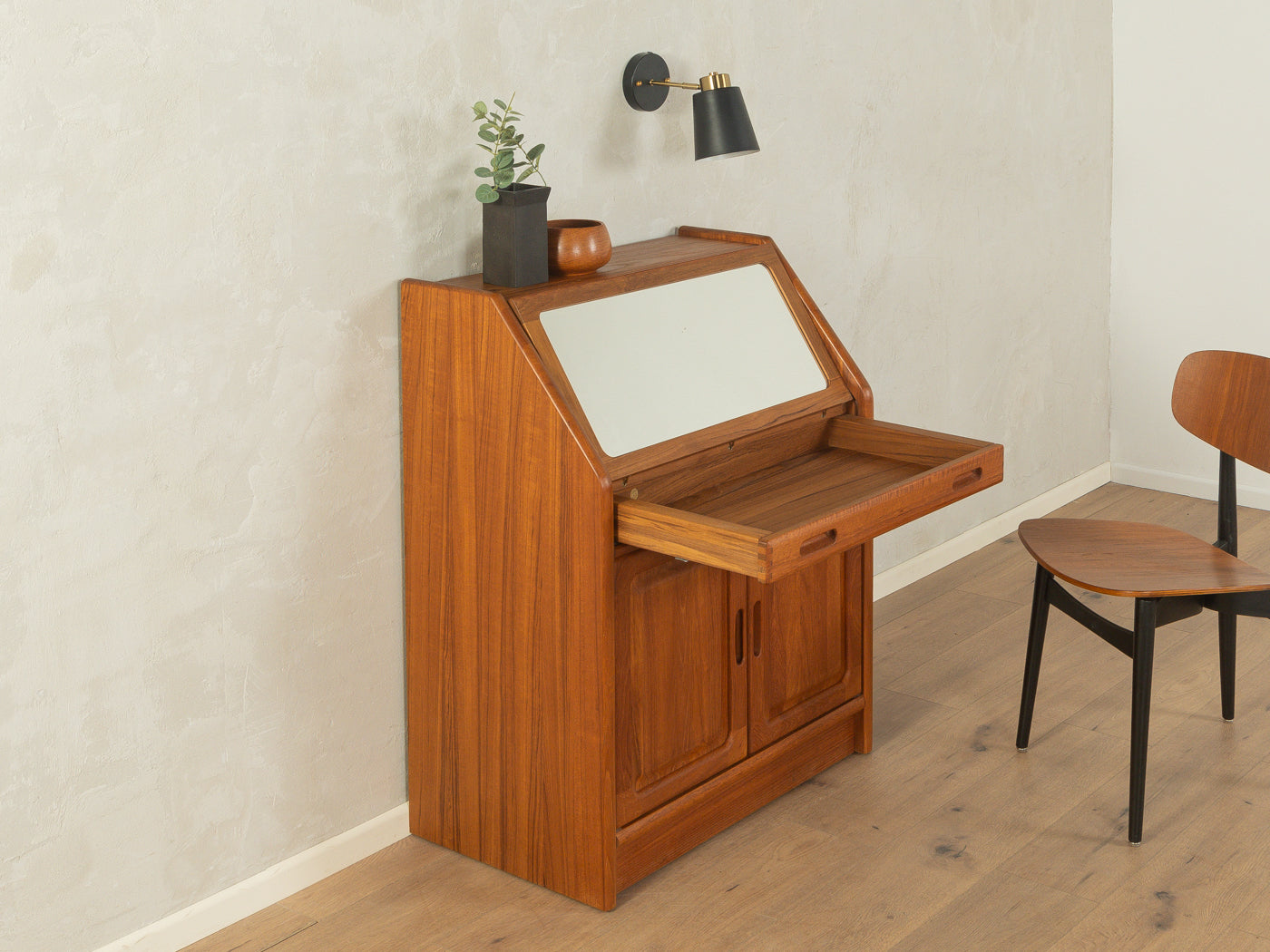 1980s bureau, Dyrlund