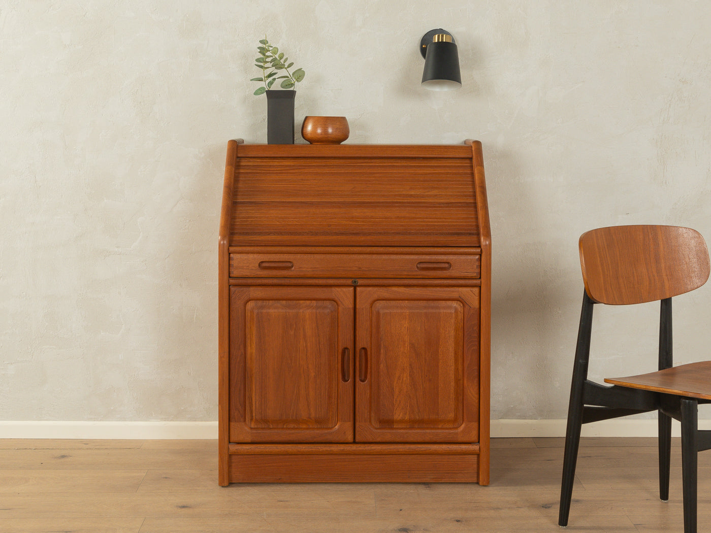 1980s bureau, Dyrlund