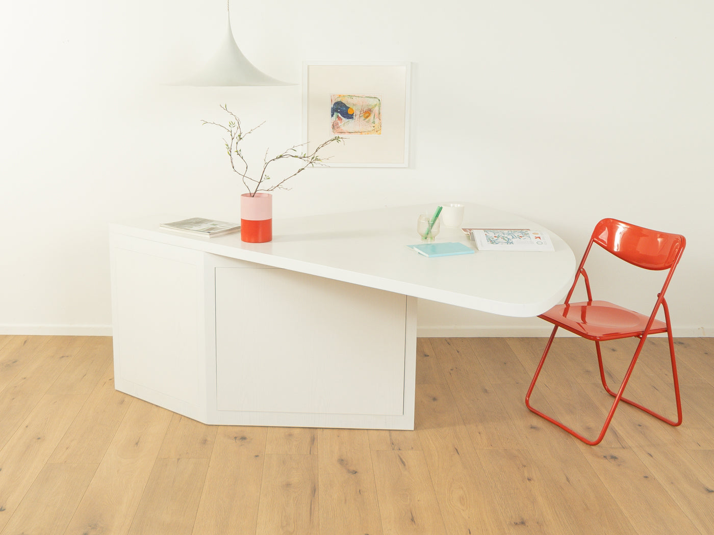 Weißer Tisch im Bauhaus Stil mit integriertem Schrank und rotem Stuhl