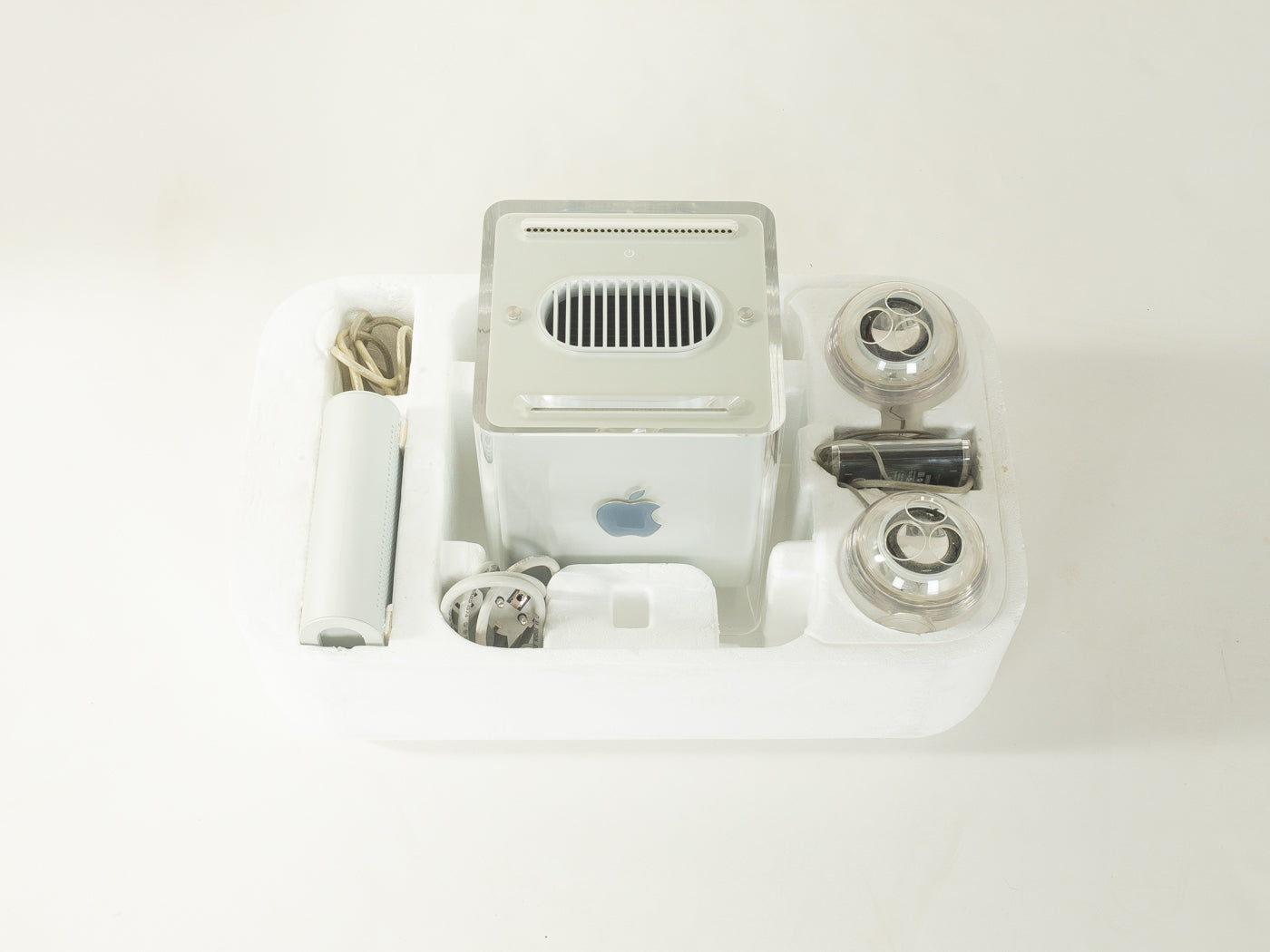 Power Mac G4 Cube & 17'' Studio Display, Apple