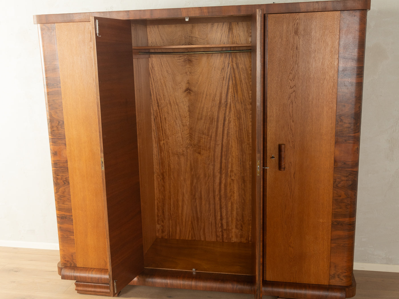 Art déco Kleiderschrank