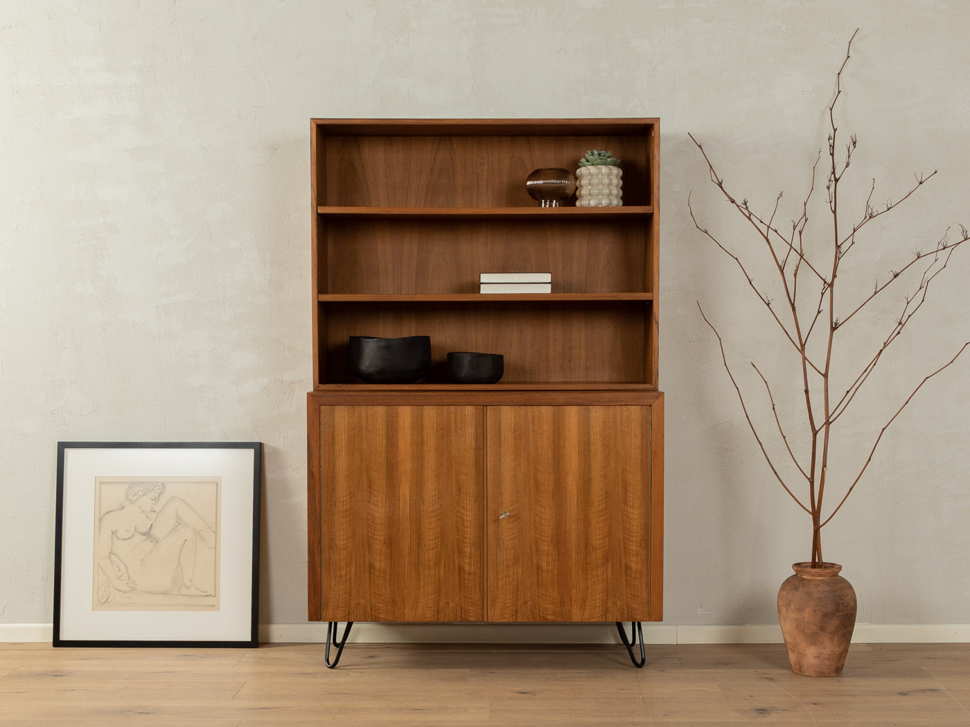 1950er Jahre Kommode aus Nussbaum mit schwarzen Hairpin-Legs und zwei Schranktüren