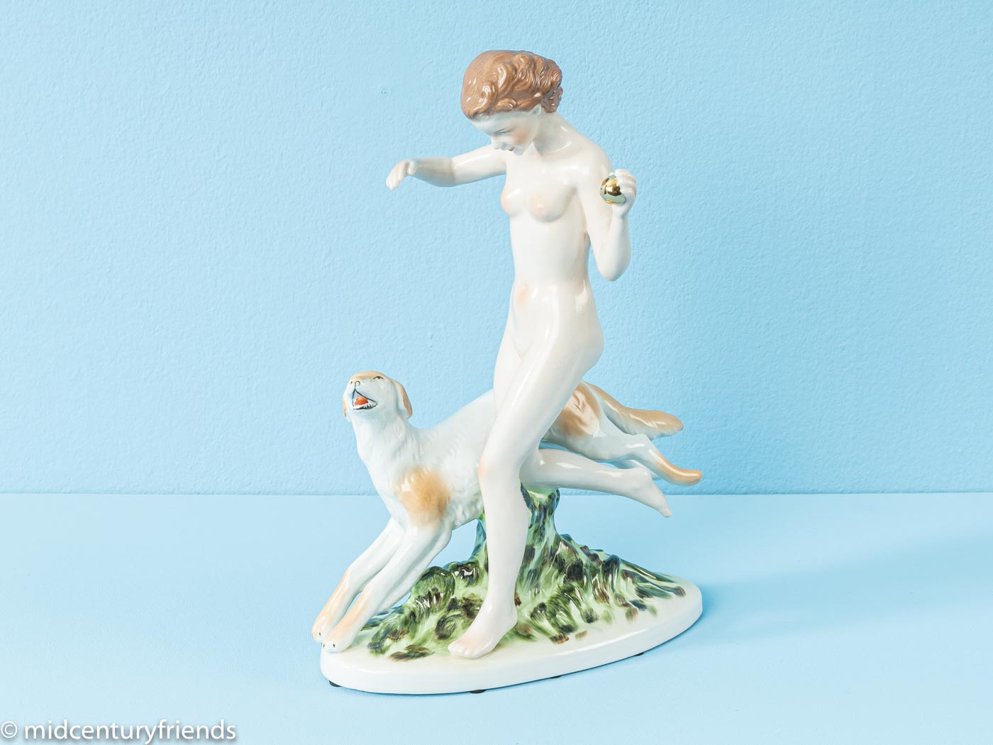 1930er Jahre Figur aus Porzellan von Neundorf mit nackter Frau und Hund auf grünem Sockel, Made in Germany