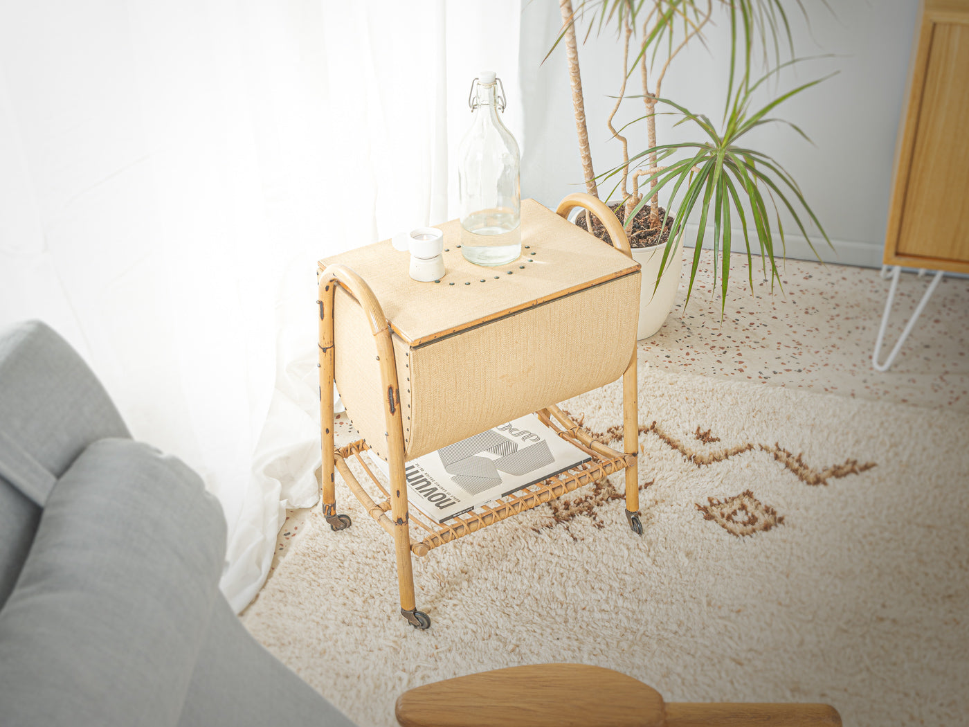 Bambus Nähkästchen 1960er Jahre mit Klappfach und Messingrollen aus Bambus Made in Germany