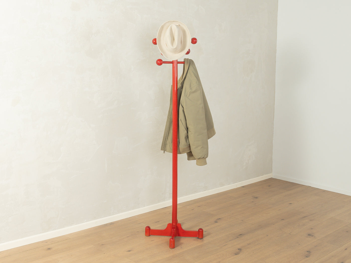 Postmoderner Garderobenständer