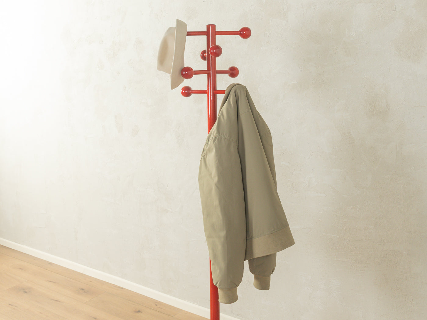 Postmoderner Garderobenständer