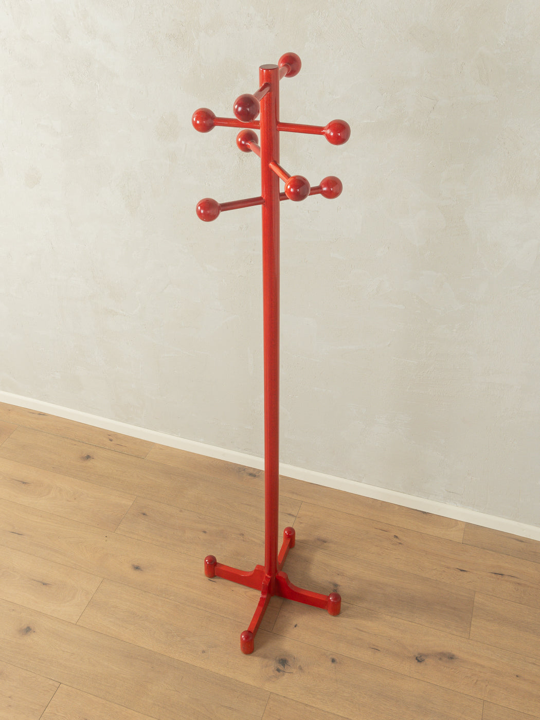 Postmoderner Garderobenständer