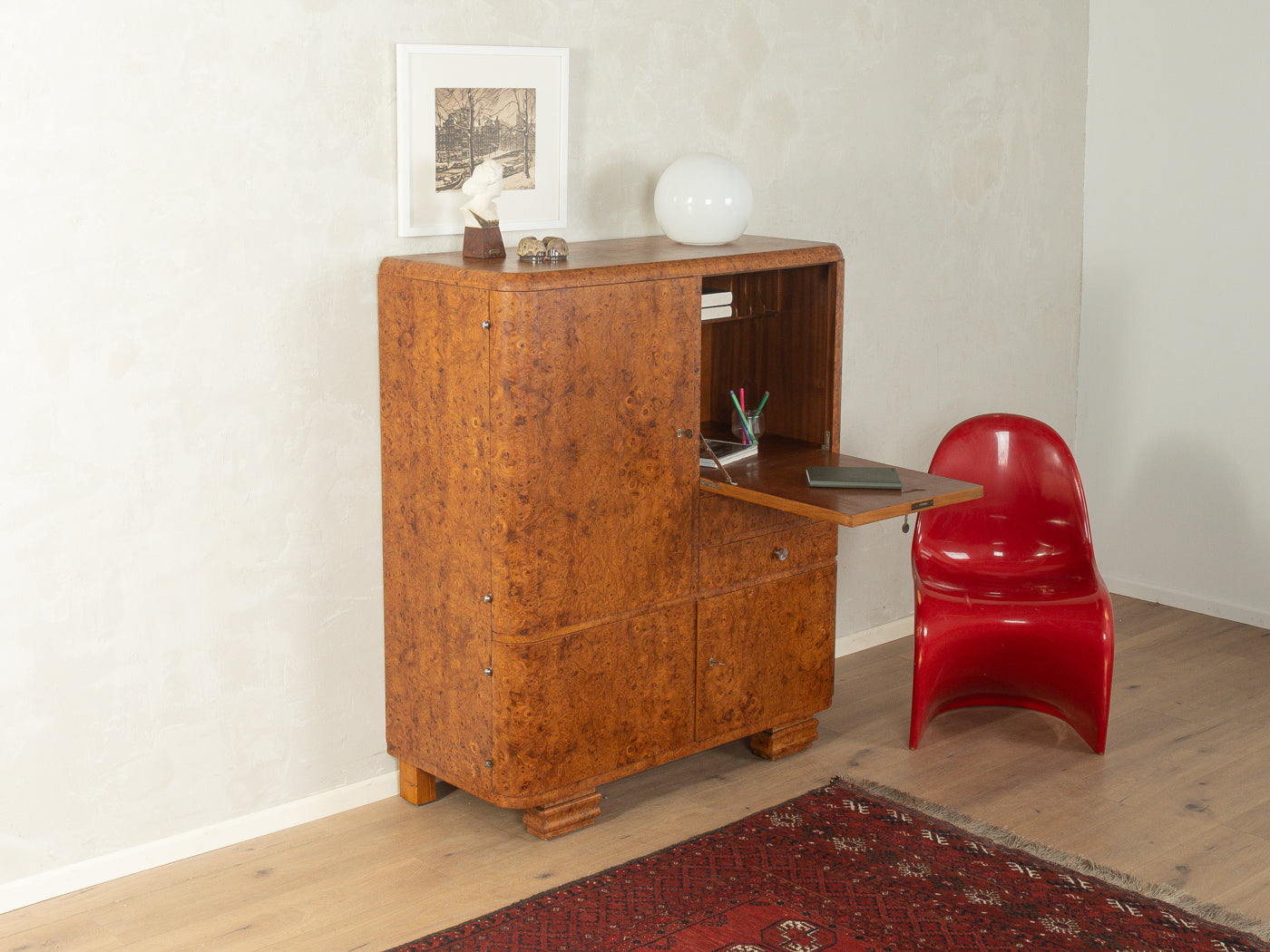 1920er Jahre Art déco Sekretär aus Nussbaum mit drei Türen und dekorativen Füßen