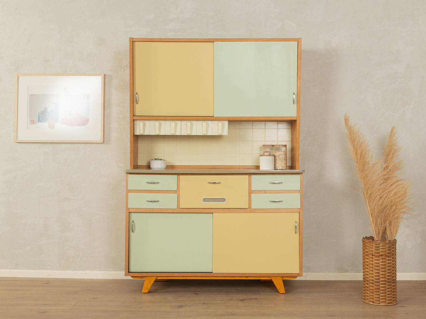 Zauberhafter Küchenschrank aus den 1950er Jahren in Pastellfarben mit Esche Furnier und Schiebetüren