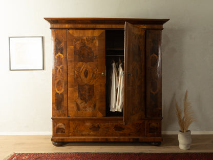 Barocker Kleiderschrank aus Nussholz, um 1760