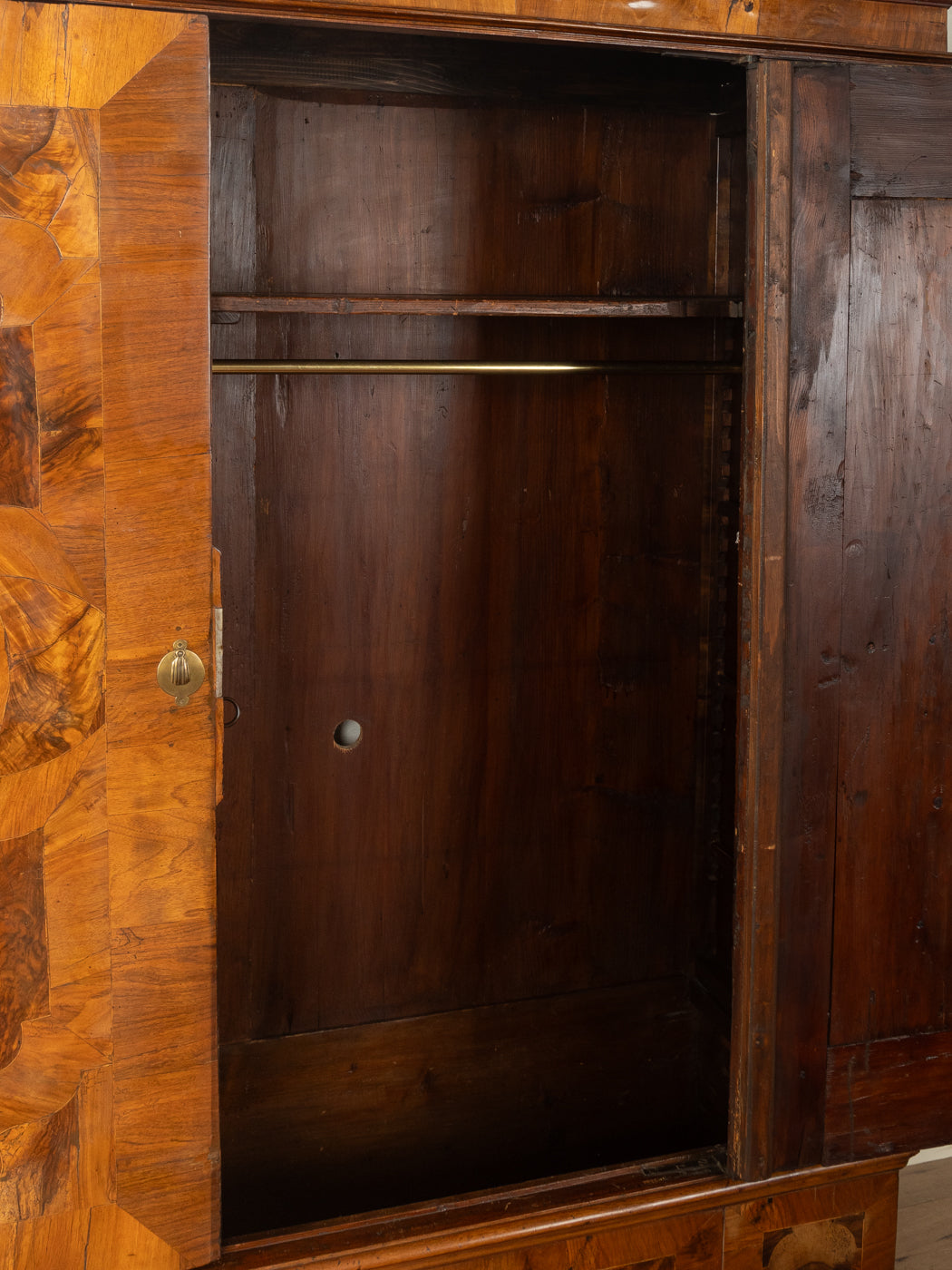 Barocker Kleiderschrank aus Nussholz, um 1760