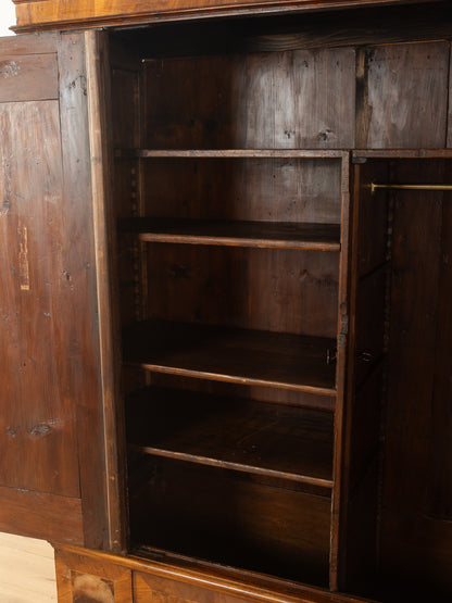 Barocker Kleiderschrank aus Nussholz, um 1760