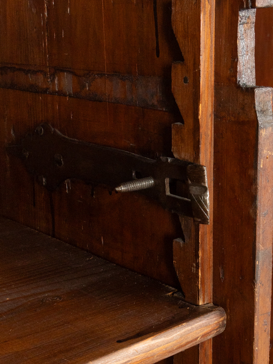 Barocker Kleiderschrank aus Nussholz, um 1760