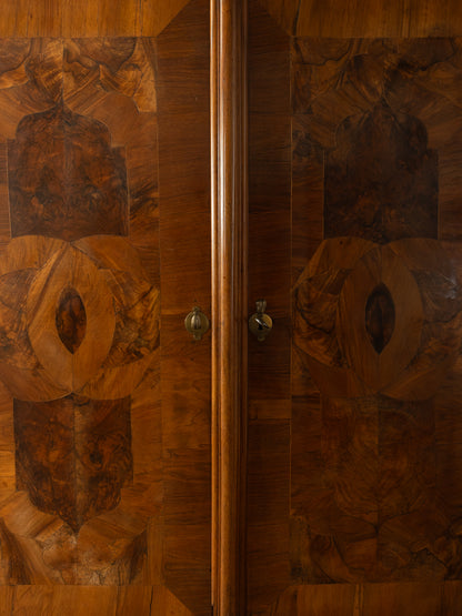Barocker Kleiderschrank aus Nussholz, um 1760