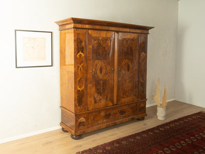 Barocker Kleiderschrank aus Nussholz, um 1760