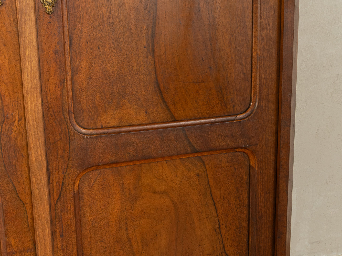Antiker zweitüriger Schrank mit Schnitzereien - Bild 3
