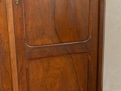 Antiker zweitüriger Schrank mit Schnitzereien - Bild 3