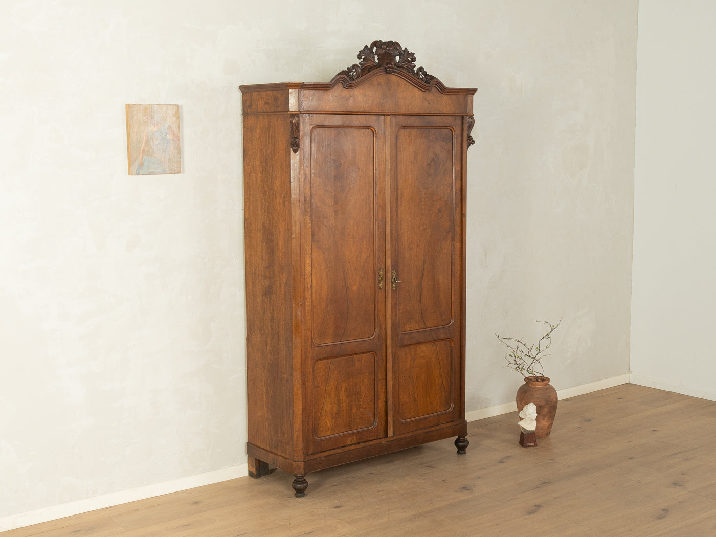 Antiker zweitüriger Schrank mit Schnitzereien - Bild 7