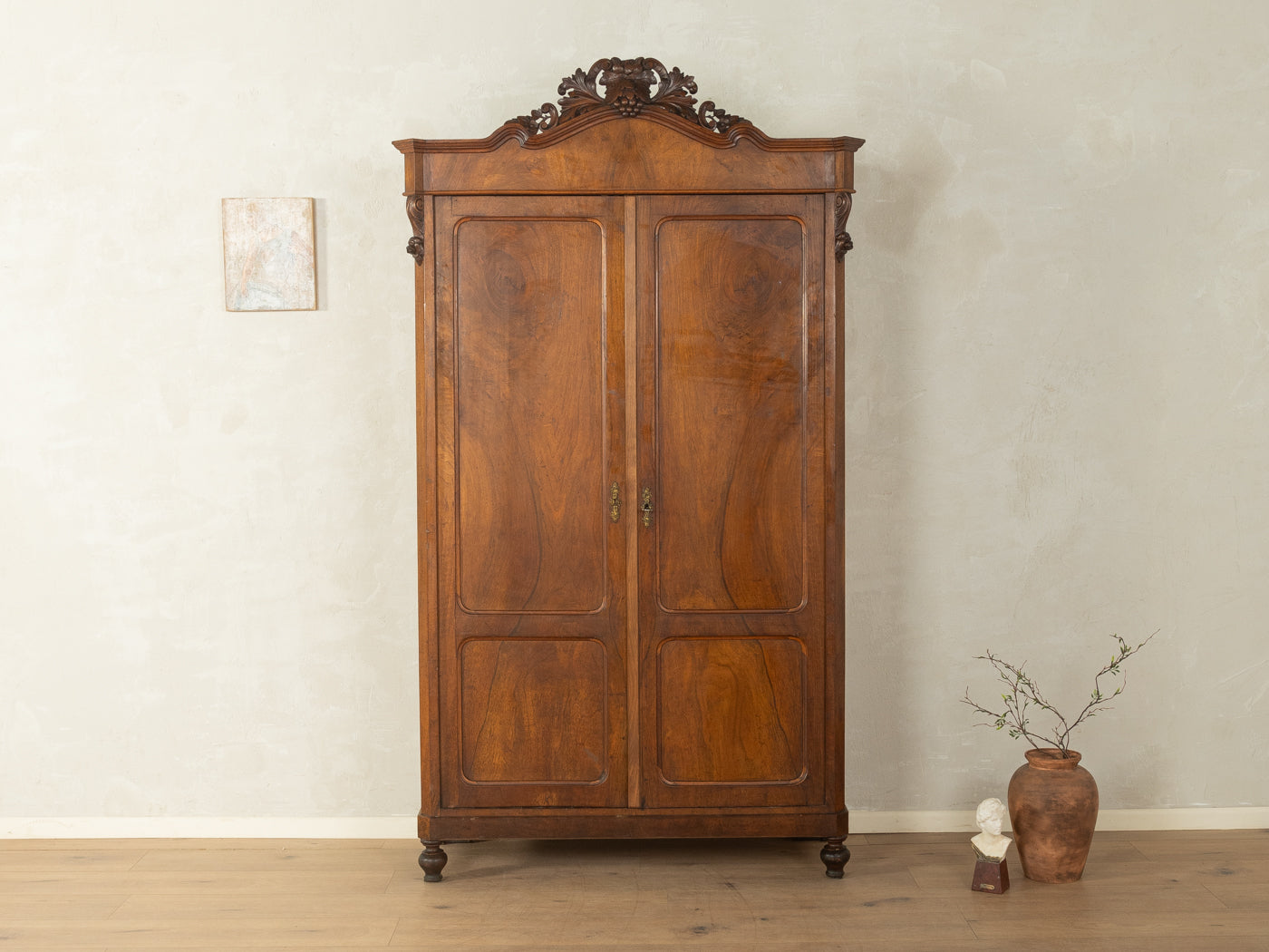 Antiker zweitüriger Schrank mit Schnitzereien - Bild 1