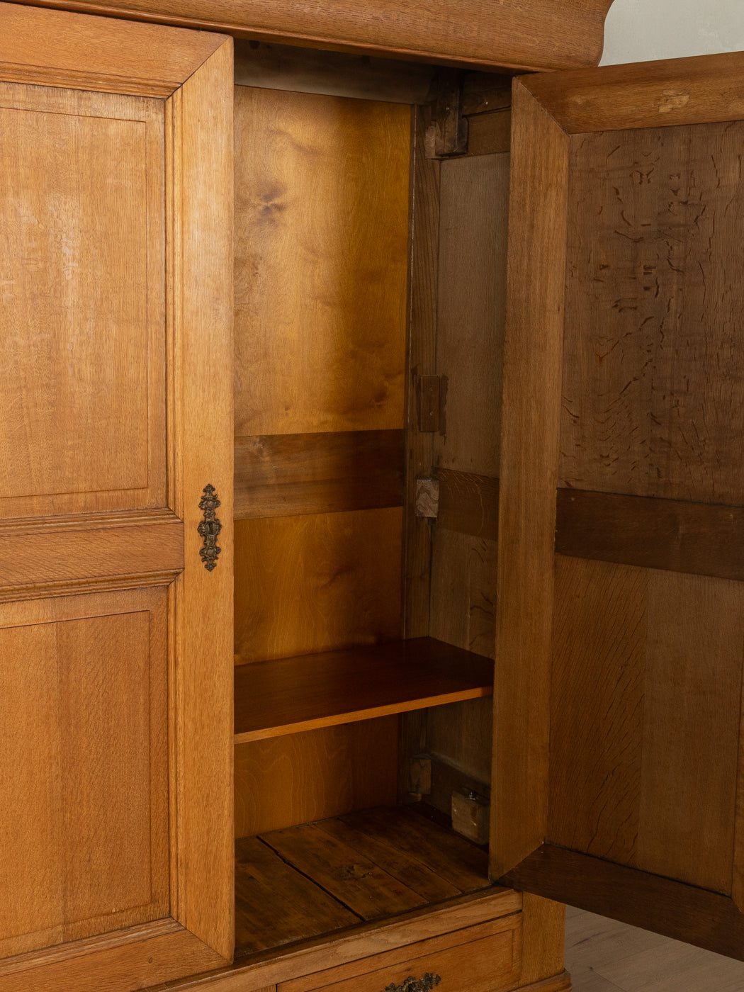 Antiker Kleiderschrank aus Eichenholz - Bild 6