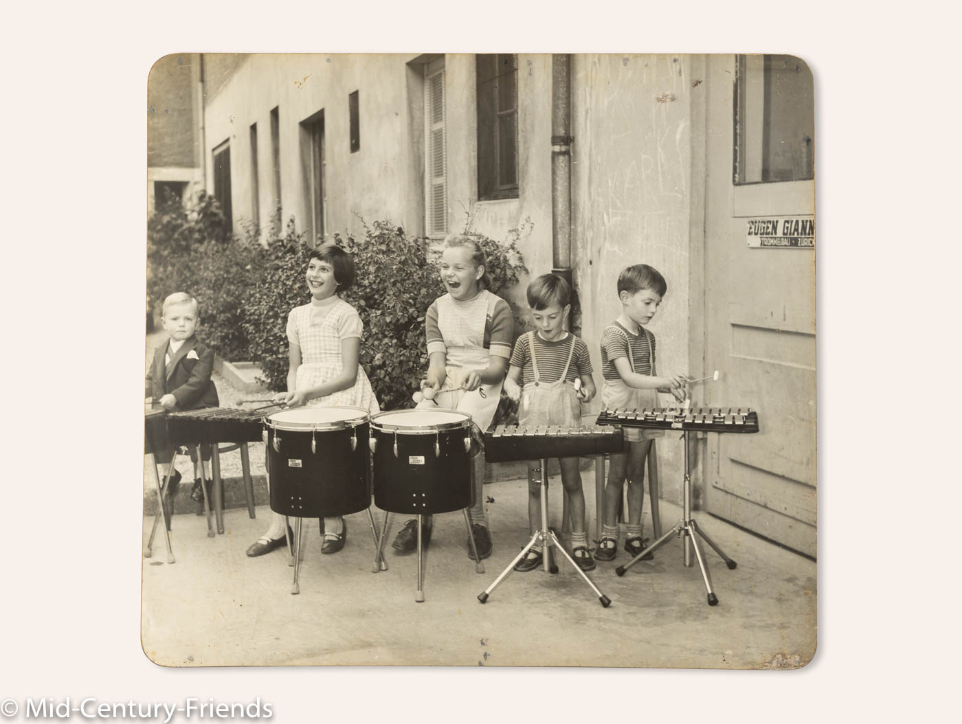 Drumming Kids, 1940er S/W Aufnahme auf schwerer Holztafel, 111 x 101 cm