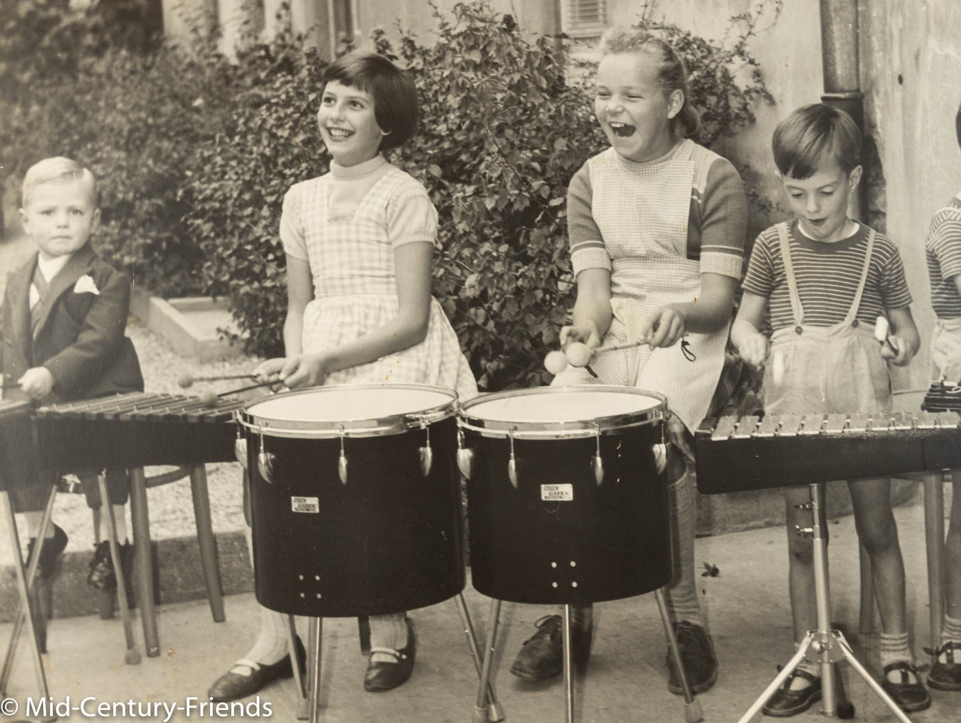 Drumming Kids, 1940er S/W Aufnahme auf schwerer Holztafel, 111 x 101 cm